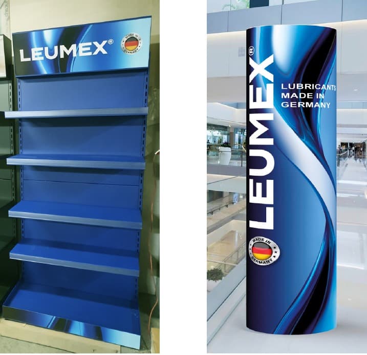 Verkaufsregal und Werbestele mit LEUMEX-Branding für den Handel